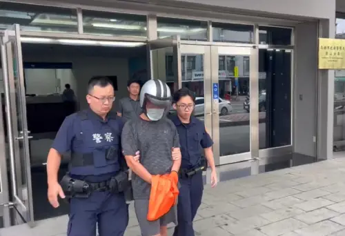 ▲洪男呼氣酒測值達1.2mg/L,警方當場依《刑法》第184條第3項過失妨害舟車行駛安全罪、第185條之3公共危險罪逮捕洪男送辦並建請檢察官羈押。(圖/譯者郭凱杰翻攝) ▲洪男呼氣酒測值達1.2mg/L,警方當場依《刑法》第184條第3項過失妨害舟車行駛安全罪、第185條之3公共危險罪逮捕洪男送辦並建請檢察官羈押。(圖/譯者郭凱杰翻攝)