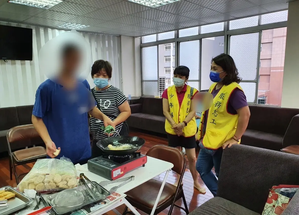 ▲在輔導員、小翔媽媽及培力機構人員的陪伴下，小翔考取中餐丙級證照，錄取一家餐飲店的計時員工。（圖／高市警局少年隊提供）