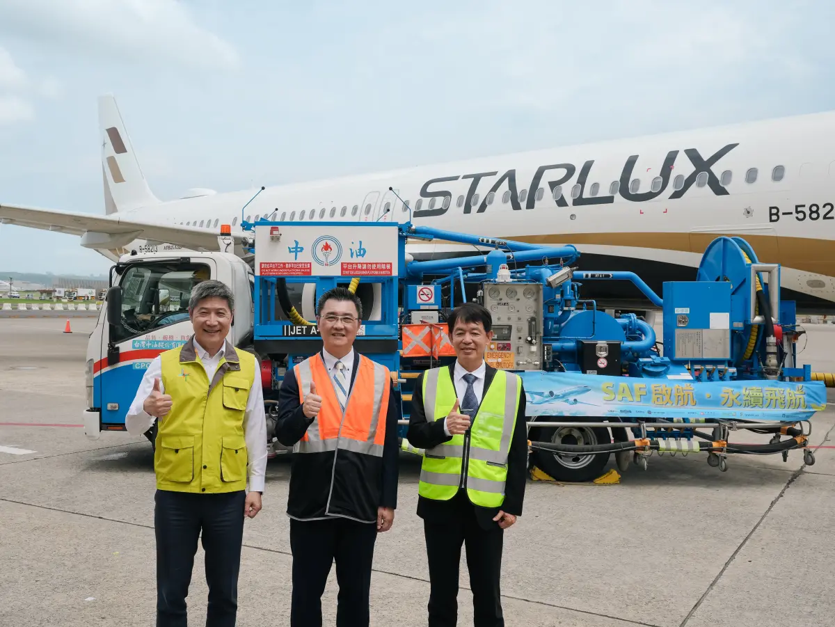 ▲邁向淨零時代，星宇航空永續航空燃油首航班JX717 台北-河內，於4月23日順利飛航。由左至右：桃園機場 范孝倫總經理 / 星宇航空 機場運務處 李明杰副總經理 / 台灣中油 邱垂興 執行長（圖／業者提供）