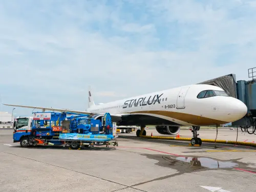 ▲SAF為一種低碳排放的再生燃料，主要取自回收食用油等再生原料，每公噸SAF的使用可減少約2.67公噸二氧化碳排放。（圖／業者提供）