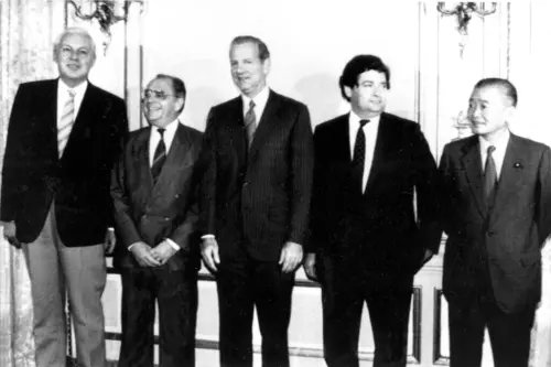 ▲1985年時,美國與日本、西德、法國及英國五國在紐約廣場飯店召開會議,達成《廣場協議》。(圖/美聯社/達志影像) ▲1985年時,美國與日本、西德、法國及英國五國在紐約廣場飯店召開會議,達成《廣場協議》。(圖/美聯社/達志影像)