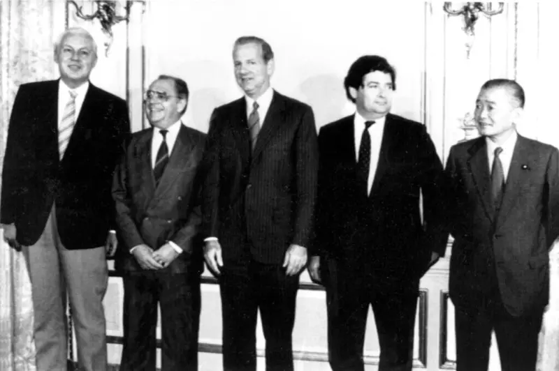 ▲1985年時,美國與日本、西德、法國及英國五國在紐約廣場飯店召開會議,達成《廣場協議》。(圖/美聯社/達志影像)