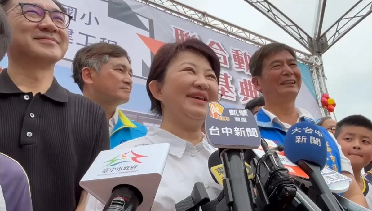 ▲盧秀燕回答黨主席選舉相關問題時，和一旁（左）的立法院副院長江啟臣都露出會心一笑。（圖／台中市政府提供，2025.05.12）