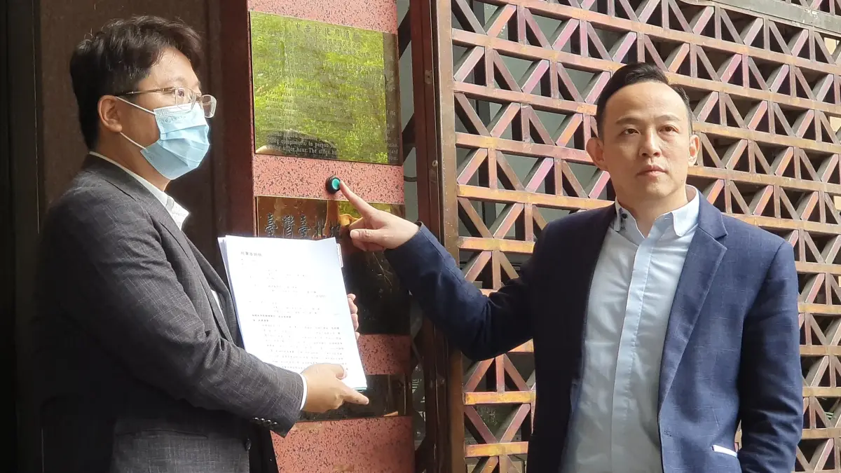 ▲芝麻村文教公司董事長林宗翰（左）與委任律師何謹言（左）到台北地檢署按鈴提告。（圖／記者劉松霖攝）