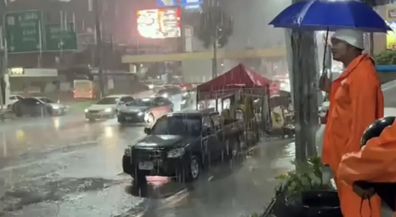 ▲泰國雨季來臨，全境八成地區下暴雨。（圖／翻攝自芭達雅郵報）