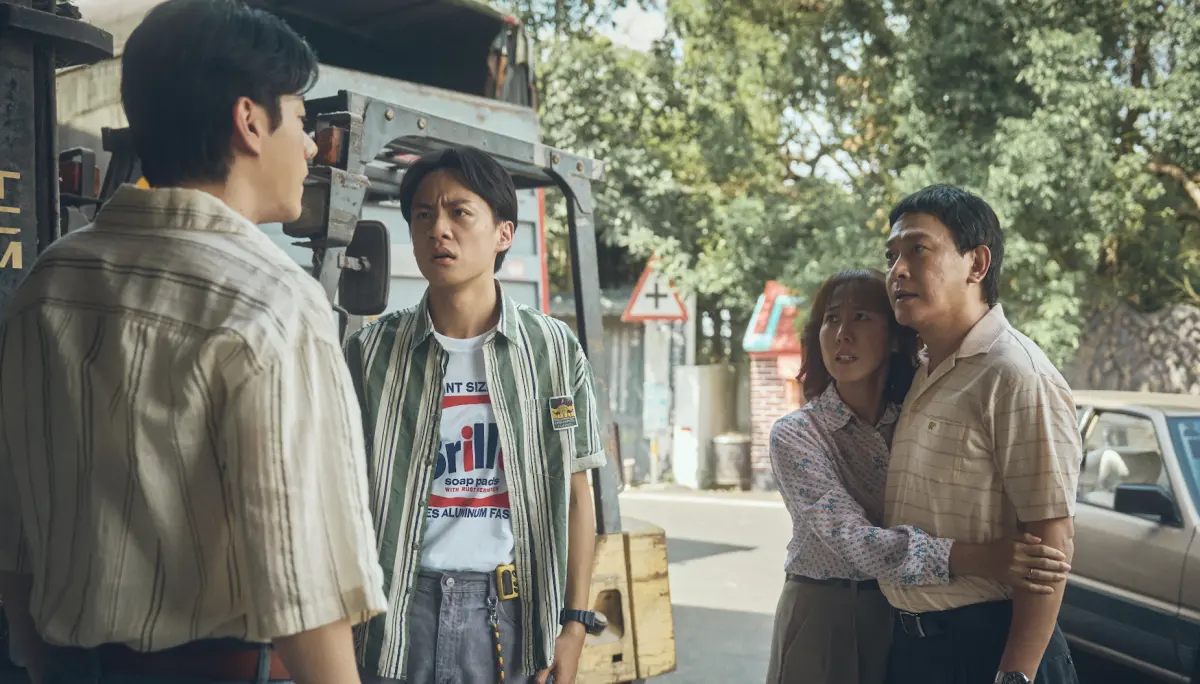 ▲王識賢（右1）在《成功路上》一心想成功，飆罵穿越回到過去的李程彬（左1）。（圖／華視提供）