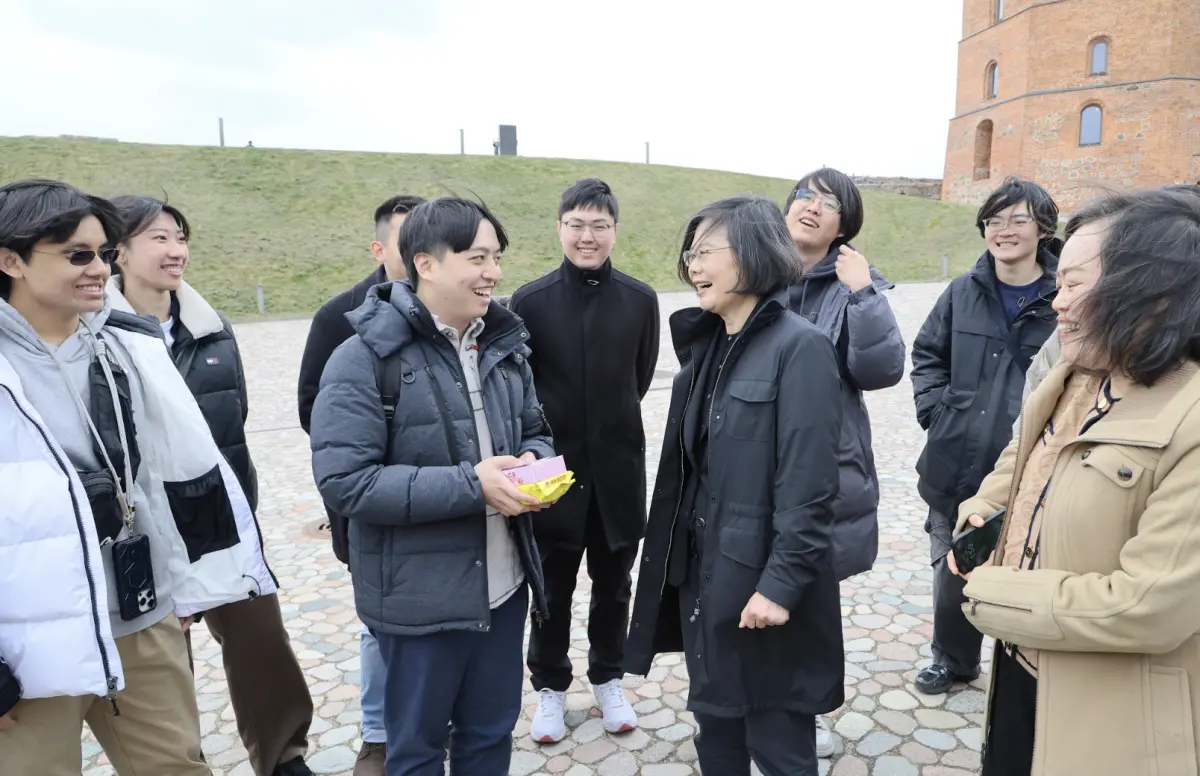 ▲蔡英文送給留學生義美小泡芙與脆笛酥一解思鄉愁。（圖／蔡英文辦公室提供）