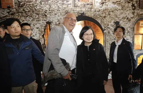 ▲法國觀光客在立陶宛認出蔡英文開心寒暄合影。（圖／蔡英文辦公室提供）