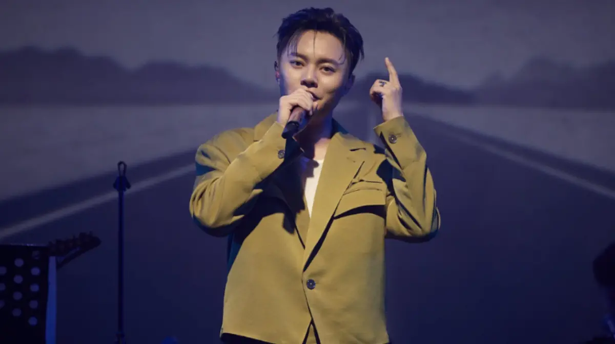 ▲台語金曲歌王許富凱（如圖）出道至今14年，剛於本月10、11日舉辦完《拾歌Plus》2025讚聲演唱會，怎料唱一半突破音，直呼：「算什麼呢！」事後在台上情緒潰堤爆哭，「謝謝你們，都陪我走過這些年！」（圖／何樂音樂X寬宏藝術提供）