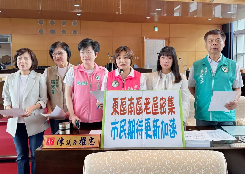 ▲議員陳雅惠質詢指出，東南區屋齡老舊，街廓狹窄，要求市府加快腳步，提出具體的都市更新路線圖與時程(圖／柳榮俊攝2025.5. 12)