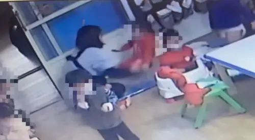 ▲站在尿布墊上的女童，被女保育員硬生生拉倒、後腦勺著地還彈起多次。（圖／台中市議員陳清龍提供，2025.05.12）