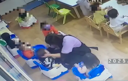 ▲坐在椅子上的小男孩，被女保育員壓住臉頰急速搖晃30幾下。（圖／台中市議員陳清龍提供，2025.05.12）