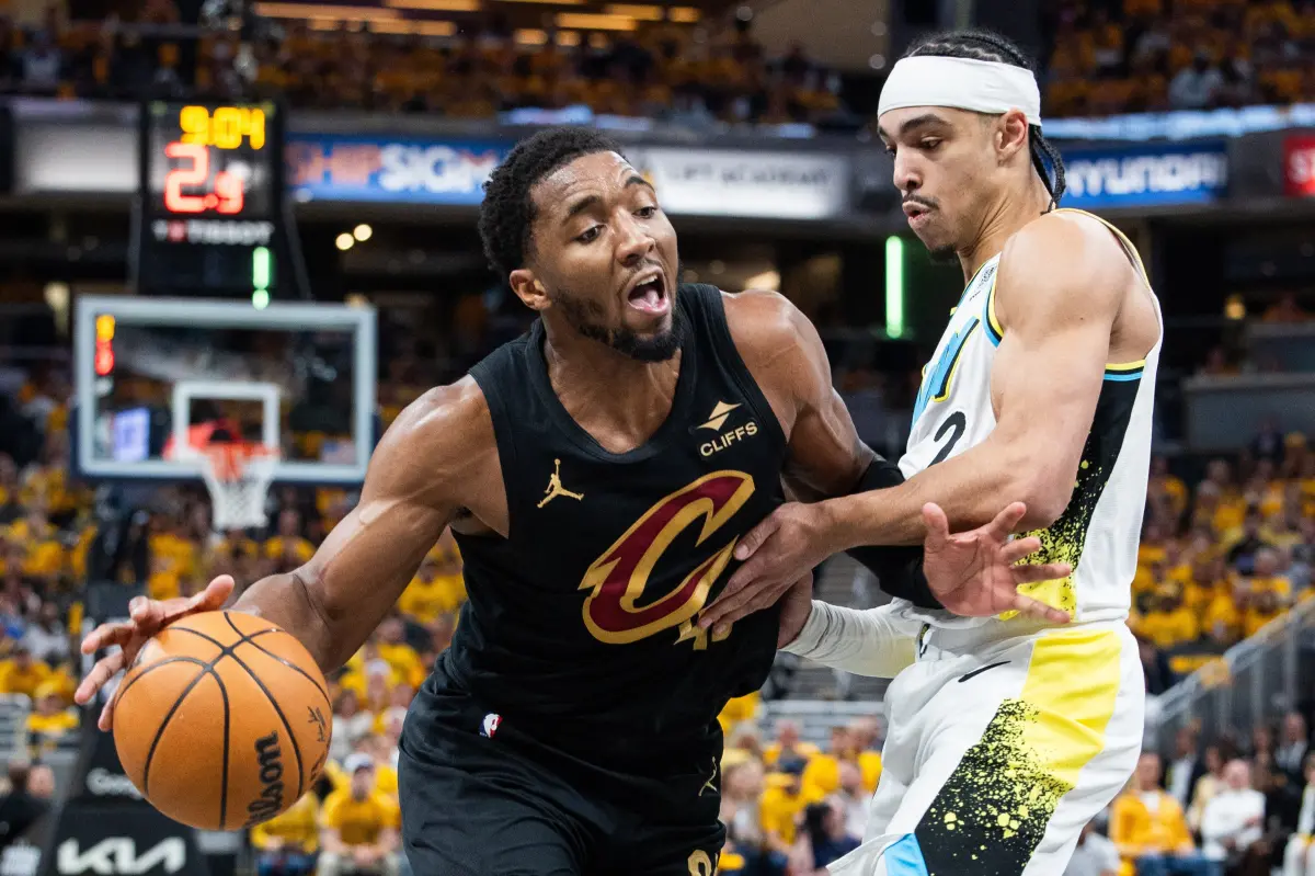 ▲東區準決賽G4，騎士隊客場慘敗溜馬隊，系列賽陷入1：3絕境，球迷怒斥球隊表現如同「詐騙集團」，奪冠熱門恐將提前出局。（圖／路透／達志影像）