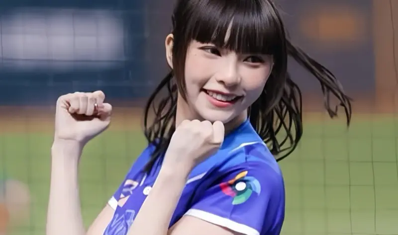 ▲李芷霖（如圖）不只被控偷吃人夫，現在還有一名自稱是她同學的女網友跳出來爆料，說李芷霖在學校霸凌別人，會亂丟東西並以不雅綽號羞辱人。（圖／李芷霖IG）