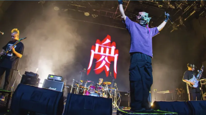 ▲韓國釜山搖滾音樂節（Busan Rock Festival）於本月1、2日在台北流行音樂中心舉辦「Road to BU-ROCK 前往釜山搖滾」台北站，金曲樂團「血肉果汁機」（如圖）唱一半開圈玩太嗨，觀眾隨身物品掉落，混亂場面曝光。（圖／北流提供）