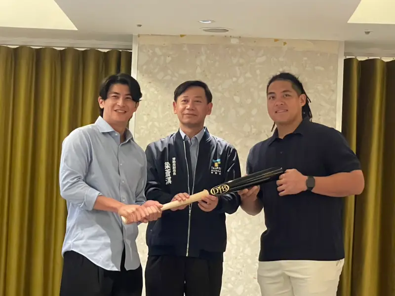 ▲中華職棒球員工會於今 (12） 日下午於台北國聯大飯店墾辦第7屆理事長交接，由第6屆理事長陳傑憲，交接給第7屆理事長吉力吉撈．鞏冠，談到接下重擔，未來將為中職球員爭取更多公平權益、以及代表球員對外發聲，吉力吉撈直言很緊張，但仍期待未來可以實現更多幫助球員的目標與計劃。（圖／記者林子翔攝）