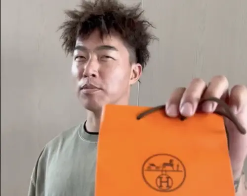 ▲郭泓志在義大利帶回來要送給《嗨!營業中》觀眾的「土產」,竟是用知名H牌精品的袋子裝,網友直呼超想中獎。(圖/好看娛樂提供) ▲郭泓志在義大利帶回來要送給《嗨!營業中》觀眾的「土產」,竟是用知名H牌精品的袋子裝,網友直呼超想中獎。(圖/好看娛樂提供)