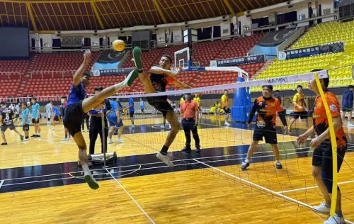 ▲高雄市政府勞工局舉辦泰國體育文化嘉年華活動，進行藤球及足球競賽，吸引泰國籍勞工朋友組隊競技。(圖／高雄市政府勞工局提供)