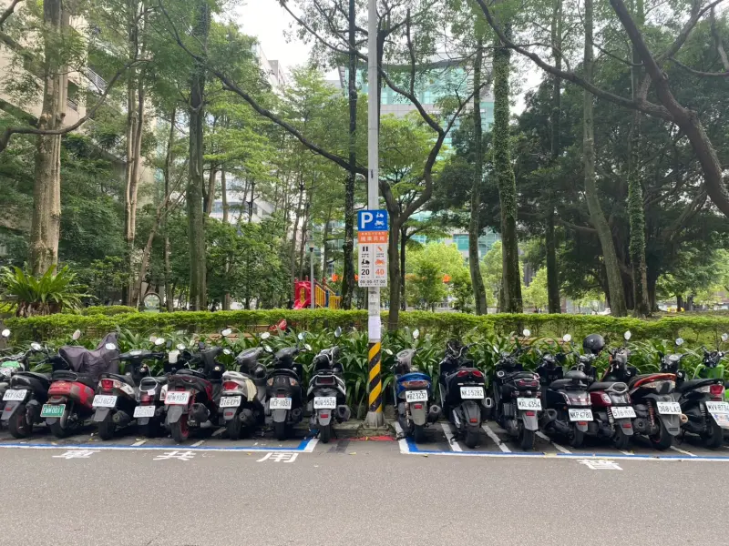 ▲本週四（5/15）開始，台北市將實施「路邊機車與大型重型機車共用格位計畫2.0」試辦，紅黃牌重機可以和普通機車共用停車格。（圖／讀者提供）