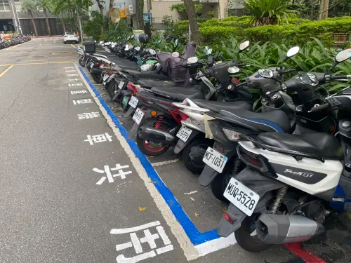 台北市14處試辦路段的停車格,將畫上「普通與大型重型機車共用」的標示。(圖/讀者提供) ▲台北市14處試辦路段的停車格,將畫上「普通與大型重型機車共用」的標示。(圖/讀者提供)