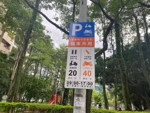 共用停車格採計次收費,重機須按照標誌停放,有些地方需要斜停2格。(圖/讀者提供) ▲共用停車格採計次收費,重機須按照標誌停放,有些地方需要斜停2格。(圖/讀者提供)