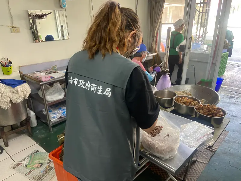 ▲南市府衛生局抽驗端節食品包刮粽子、鹹蛋黃、蝦米、香菇等46件商品結果，顯示45件符合規定，1件酸菜心檢出「苯甲酸」與外包裝標示成分不符。(圖／南市府提供)