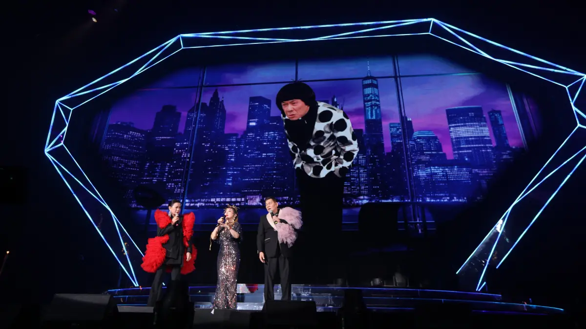 ▲離世至今8年的秀場天王豬哥亮日前透過AI出現在2025藍寶石大歌廳大螢幕上，還喊出經典口頭禪「你娘卡好」，讓好友王彩樺當場淚崩。（圖／高雄流行音樂中心提供）