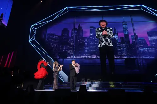 ▲豬哥亮在大螢幕上不忘和陳亞蘭、彭恰恰開完笑。（圖／高雄流行音樂中心提供）