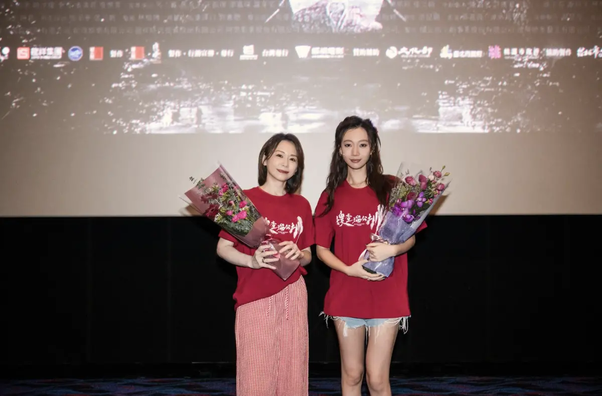 ▲吳卓源（右）在一連串的花邊風波後終於現身，和《搜查瑠公圳》中扮演「將軍夫人」的潘儀君，一起出席母親節的宣傳活動。（圖／伯樂影業提供）