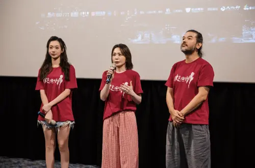 ▲吳卓源（左起）、潘儀君、賴俊羽在母親節一起出席《搜查瑠公圳》的特映活動。（圖／伯樂影業提供）