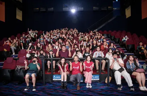 ▲吳卓源（最前排左二起）、賴俊羽、潘儀君在和《搜查瑠公圳》特映會的觀眾大合照。（圖／伯樂影業提供）