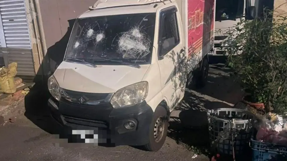 ▲枋寮警分局於11日凌晨2時許獲報，轄內發生民眾糾紛致住家、車輛遭砸毀等案件。（圖／翻攝畫面）