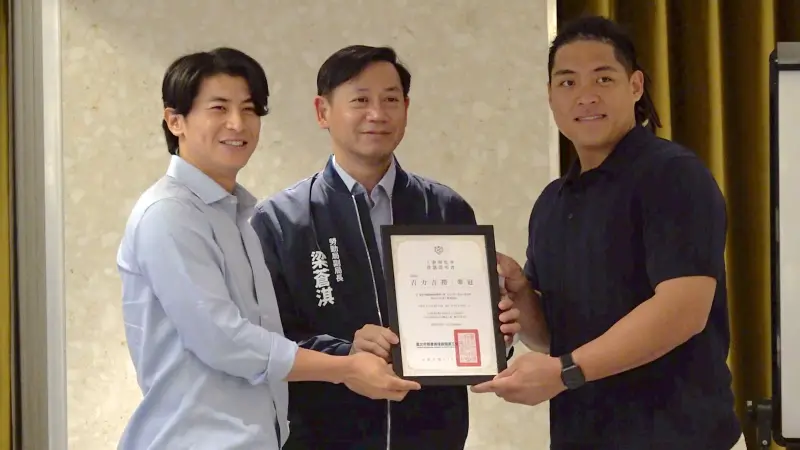 ▲陳傑憲（左）今日出席中華職棒球員工會交接儀式，分享昨日統一獅全隊上到下，一起在休息室看完古林睿煬整場比賽的回憶。（圖／記者陳云茹攝）