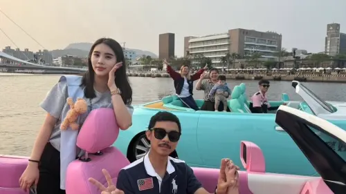▲泉沐創意娛樂特別贊助「遊艇超跑包船卷」,預估有56選手家庭可以一起搭乘,徜徉高雄港的海上風光。(圖/翻攝畫面) ▲泉沐創意娛樂特別贊助「遊艇超跑包船卷」,預估有56選手家庭可以一起搭乘,徜徉高雄港的海上風光。(圖/翻攝畫面)