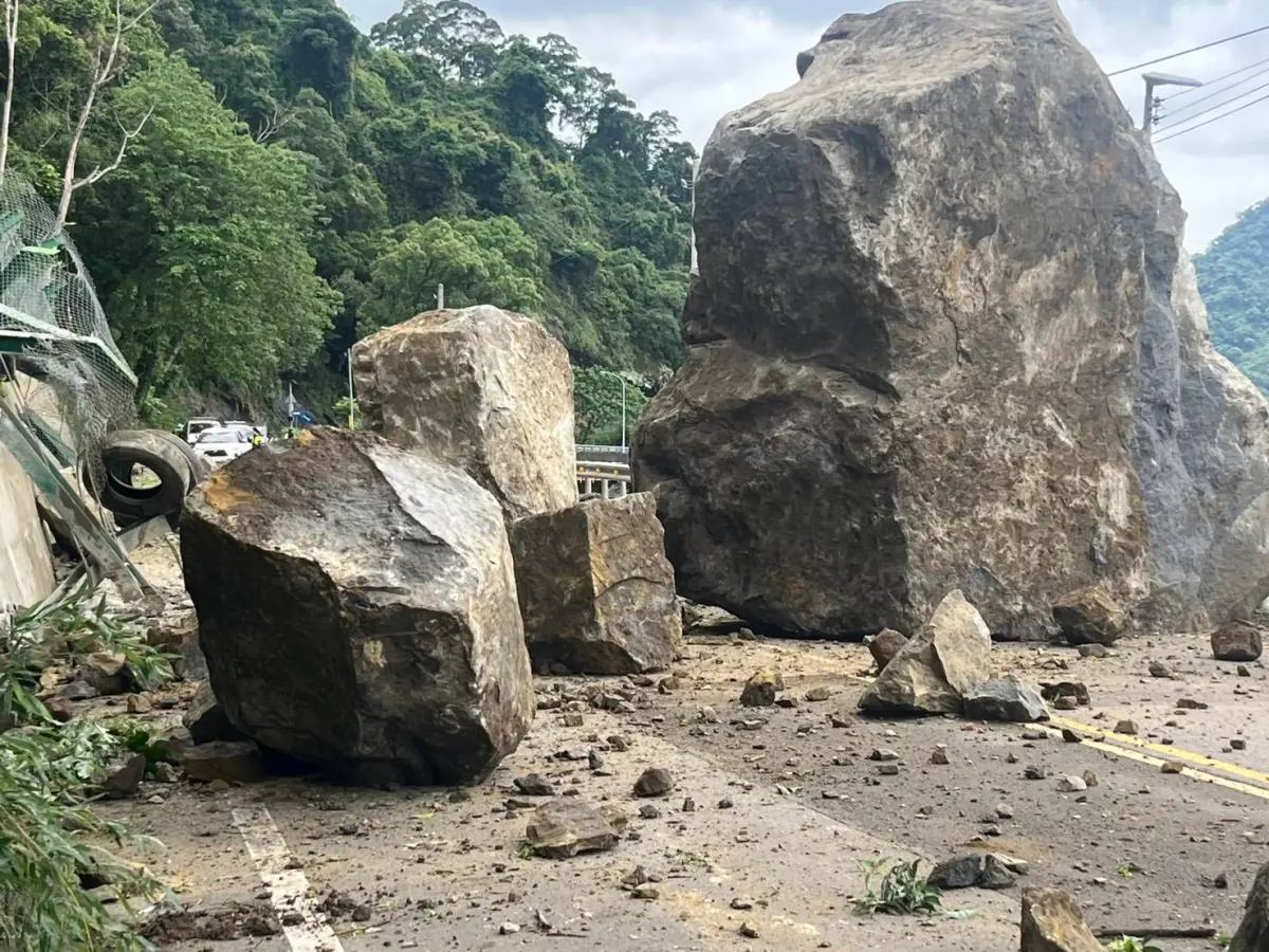▲苗栗縣大湖通往泰安溫泉區重要道路苗62線12日發生落石坍方，這起意外共波及3車造成1人輕傷。（圖／翻攝畫面）