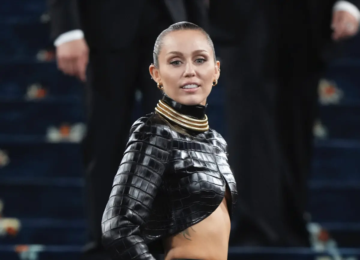 ▲麥莉的家庭風暴又有新的進度，她和疏離多年的爸爸比利雷竟然破冰，馬上被媽媽在社群網站上退追，特別發文解釋背後的真相。她爸爸的現任女友，正是休葛蘭的性感美艷舊愛，伊莉莎白赫莉。（圖／美聯社／達志影像）