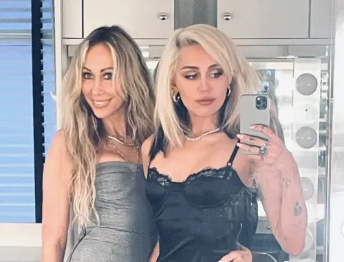 ▲麥莉（右）和媽媽蒂許，曾經感情親密到難以分開。（圖／摘自IG）