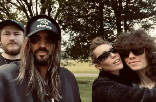 ▲麥莉（右二）與父親比利雷（左二）疏離多年後，再度同框，外界驚訝他們竟然已破冰。（圖／摘自IG）