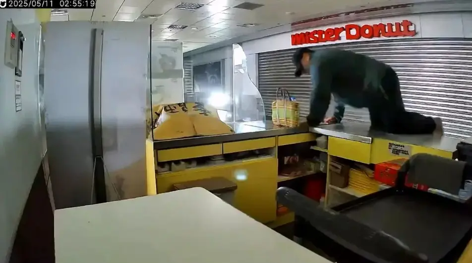 ▲竊賊躲高捷廁所等關站後，跑進手機行裡偷走5支iPhone，價值共新台幣6萬多元。（圖／翻攝畫面）