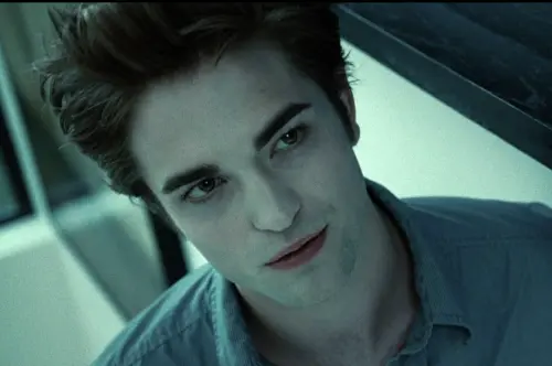 ▲《暮光之城》中的蒼白吸血鬼愛德華,雖然讓羅伯派汀森大紅大紫,受盡無數女性的崇拜,卻成為男性觀眾嘲弄的目標。(圖/摘自IMDb) ▲《暮光之城》中的蒼白吸血鬼愛德華,雖然讓羅伯派汀森大紅大紫,受盡無數女性的崇拜,卻成為男性觀眾嘲弄的目標。(圖/摘自IMDb)