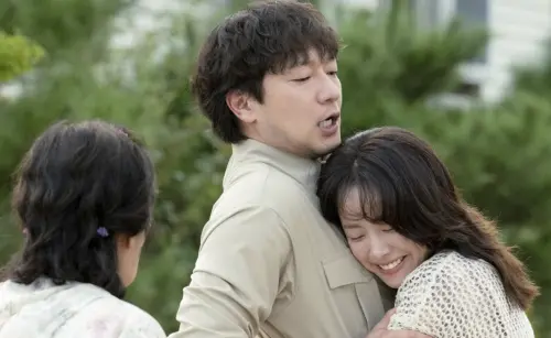 ▲有劇迷指出小絮(右)很可能是樂俊(中)和海淑(左)未出世的嬰靈。(圖/Netflix) ▲有劇迷指出小絮(右)很可能是樂俊(中)和海淑(左)未出世的嬰靈。(圖/Netflix)