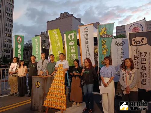 立院明拚核電延役修法 環團:反對核電重啟 ▲今日全國廢核行動平台在立法院旁舉行「反對核電重啟,拒絕草率修法」晚會。(圖/記者許若茵攝)