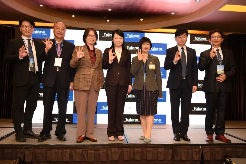 ▲2025 AI x ESG永續高峰會在台中登場，中華民國驗證商業同業公會理事長黃建岡博士（右1）、路廣大永續顧問中心副總王智媛（右3）、台旺國際開發公司董事長張淯（右4）、台灣尤努斯基金會董事長蔡慧玲（左3）參加開幕式。（圖／主辦單位提供）