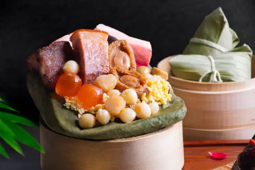 ▲招牌港式裹蒸粽連三年深受饕客喜愛，以鮑魚、干貝等珍材演繹舌尖上的端午儀式.（圖／業者提供）