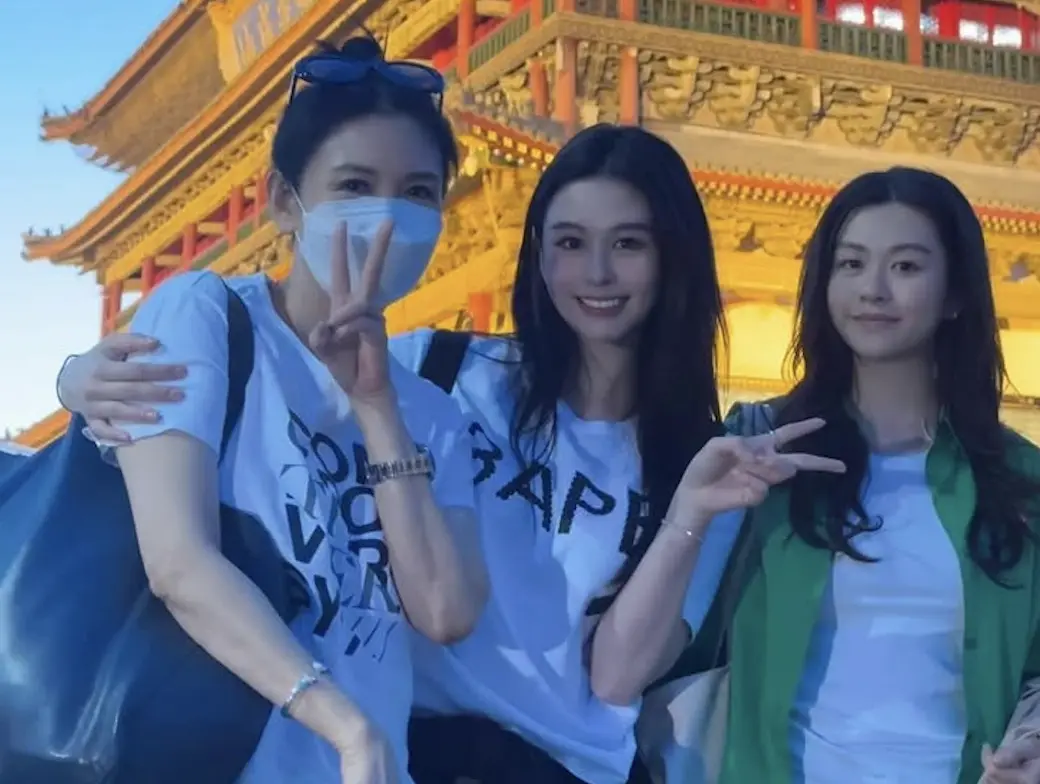 ▲邱淑貞（左）罕見同框2個寶貝女兒沈月（中）、沈日，從照片中可以看到姐妹倆遺傳媽媽的濃眉大眼，被許多網友稱讚是「最美星二代」。（圖／沈月 IG）