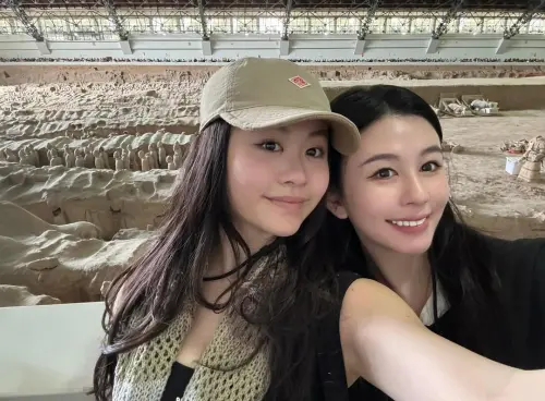 ▲邱淑貞同框2愛女(圖/沈月 IG) ▲邱淑貞同框2愛女(圖/沈月 IG)