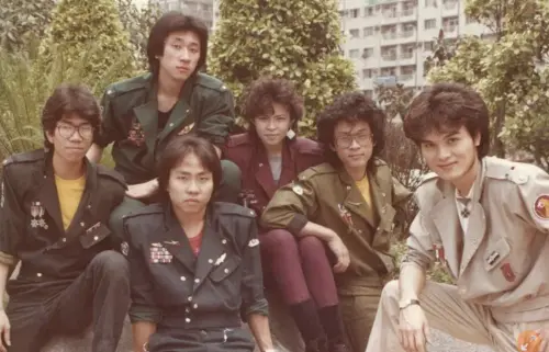 ▲鄭怡（右3）昔日曾與幻眼合唱團合唱，和薛岳（右1）、韓賢光（左2前）交請頗深。（圖／鄭怡 臉書）