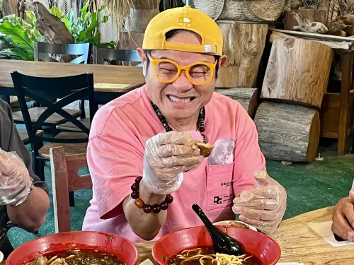 ▲王彩樺砸大錢打完肉毒被說「撞臉許效舜」,讓她十分崩潰。(圖/翻攝自許效舜臉書) ▲王彩樺砸大錢打完肉毒被說「撞臉許效舜」,讓她十分崩潰。(圖/翻攝自許效舜臉書)