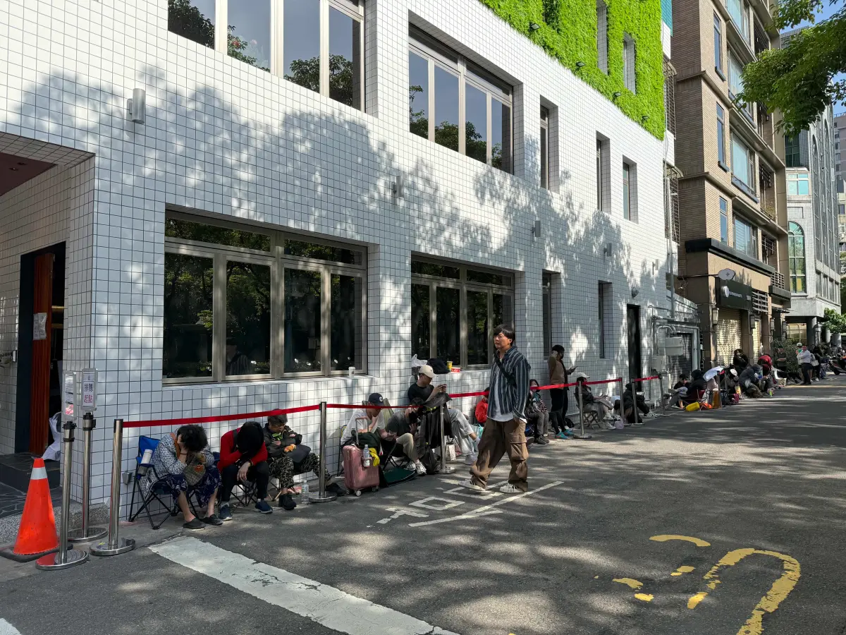 ▲連GD等韓星都愛的韓式燒肉「금돼지식당金豬食堂Gold Pig」，今台北中山站開幕！一早「超過70人排隊」搶號碼牌與「免排金卡」；連國泰世華卡友優先開搶的「訂位券」網路炒價上也有人喊5000元要收。（圖／記者蕭涵云攝）