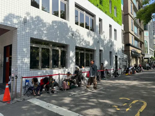 金豬食堂開幕「一早70人排隊」搶免排金卡!訂位券網路炒價5000元 ▲連GD等韓星都愛的韓式燒肉「금돼지식당金豬食堂Gold Pig」,今台北中山站開幕!一早「超過70人排隊」搶號碼牌與「免排金卡」;連國泰世華卡友優先開搶的「訂位券」網路炒價上也有人喊5000元要收。(圖/記者蕭涵云攝)